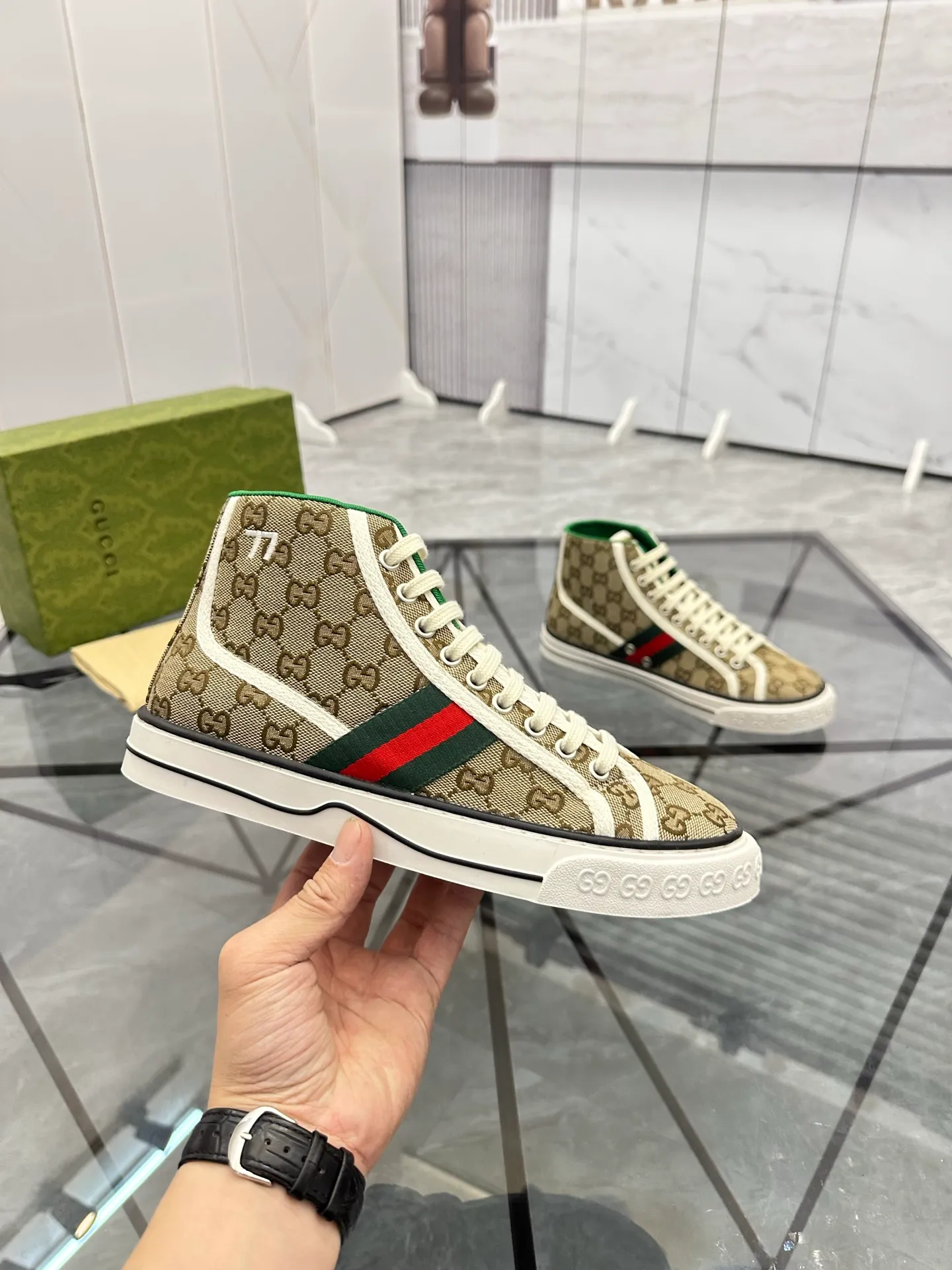 Men's shoes: 💰P420¥ Product trademark: Gucci* "Gucci*" high-top casual shoes Regular size: 38-44 (can be customized to 45.46.) Product materials: Original material from the upper counter, breathable lining, original outsole. Number: 661